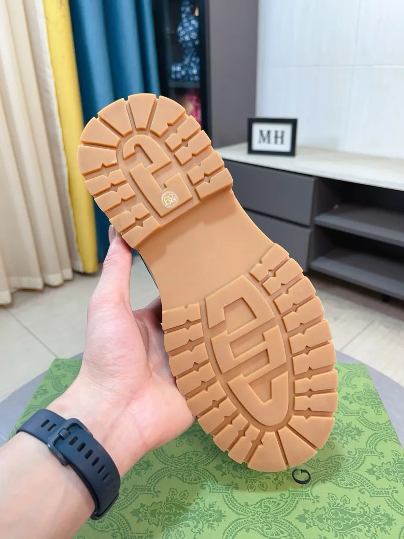 Men's shoes 💰500🌸🌸 (GUCCI) [can be made without label] G's new business boots are full-layer calfskin embossed with classic diamond pattern craftsmanship. They are high-end and classy, ​​versatile and have a full three-dimensional feel. They use raw rubber non-slip outsole. If you look closely, you will be addicted to the leather. You can't extricate yourself ~ the best on the market.          Fabric: Cowhide/Embossed Lining: Cowhide.          Please make a note when placing an order, size: 38-44 (37, 45, 46 can be customized and cannot be returned or exchanged)